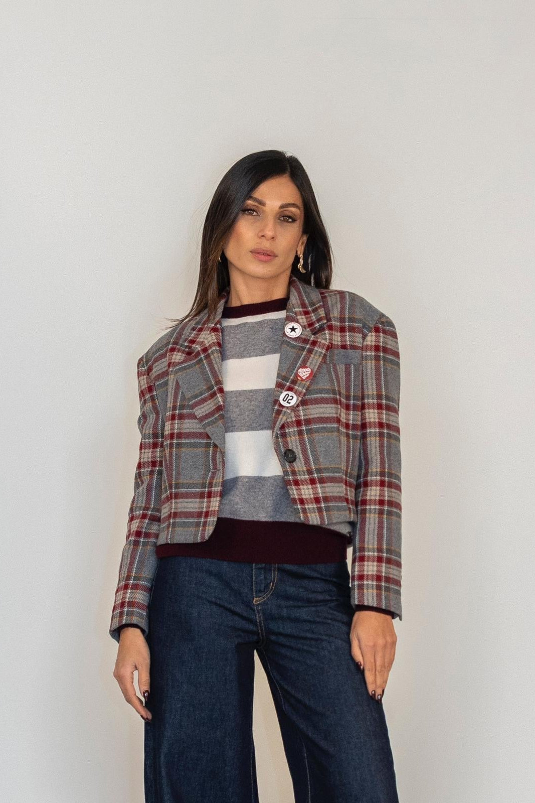 Blazer corto a quadri con bottoni e spille