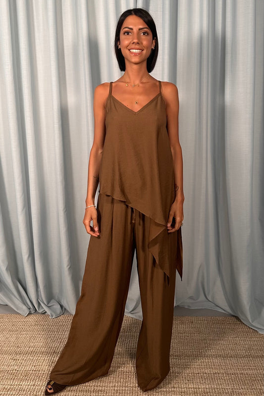Completo con top asimmetrico e pantaloni ampi