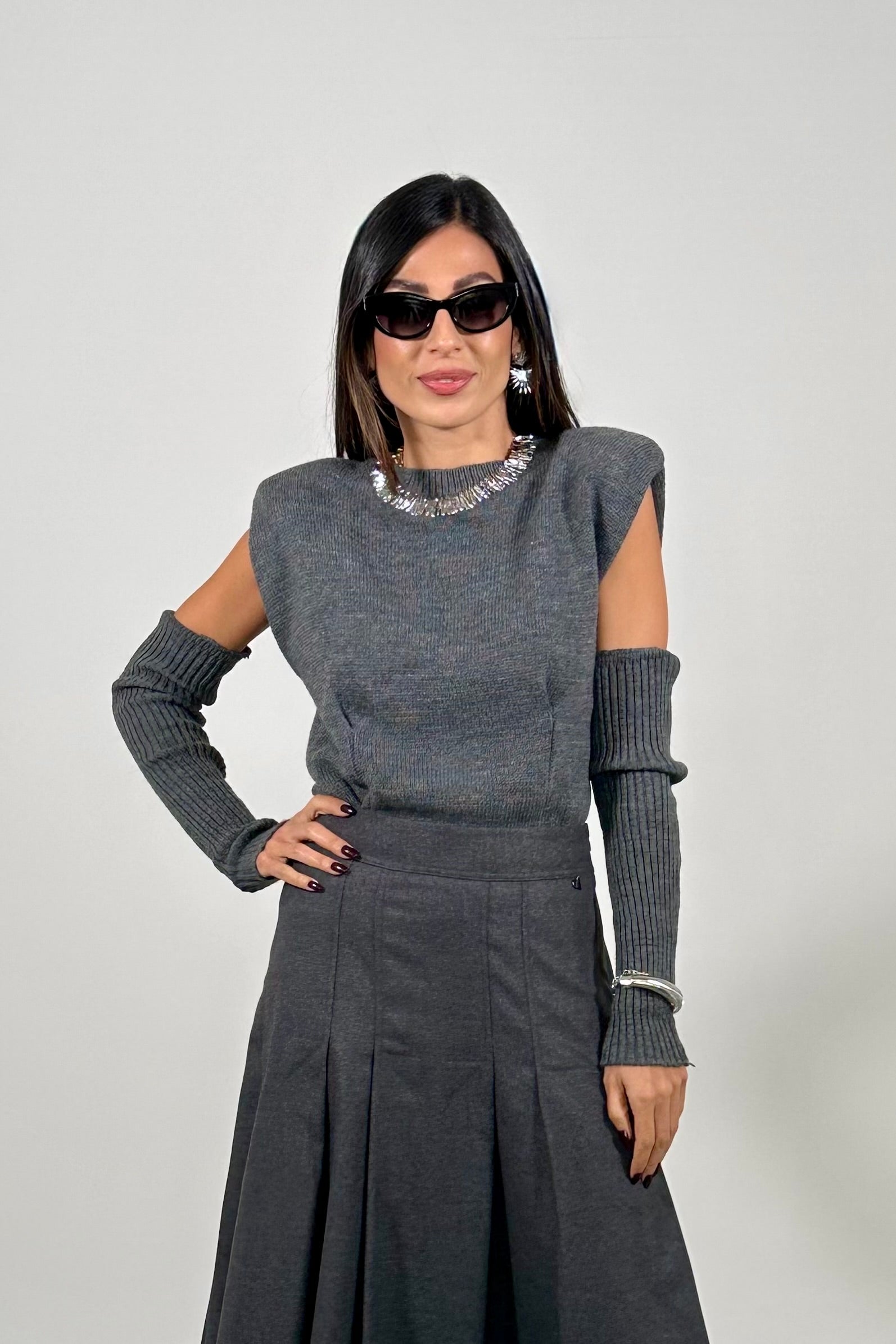 Maglione corto con maniche lunghe rimovibili