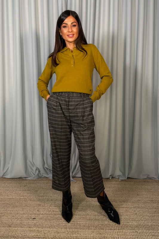 Pantaloni cropped a quadri con pinces e risvolto