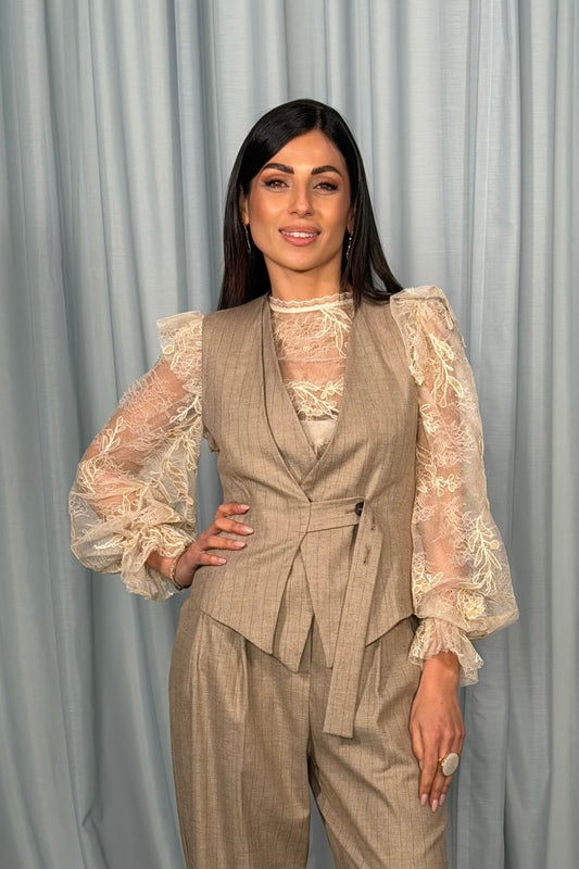 Gilet con cintura integrata e taglio asimmetrico