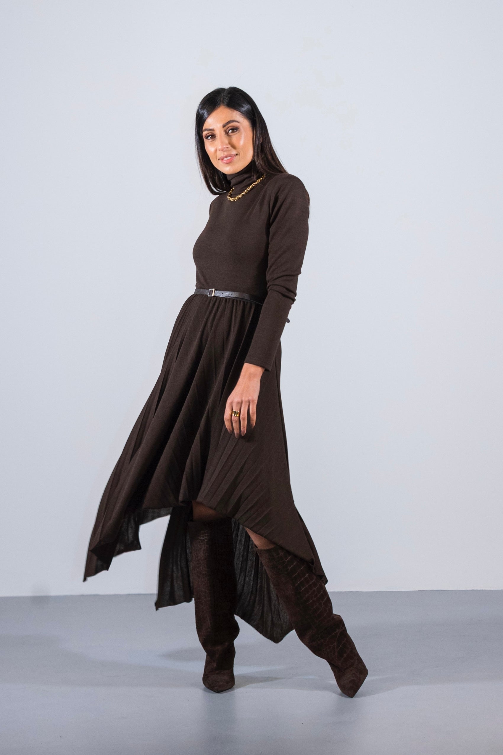 Abito lungo collo alto con gonna plissé asimmetrica