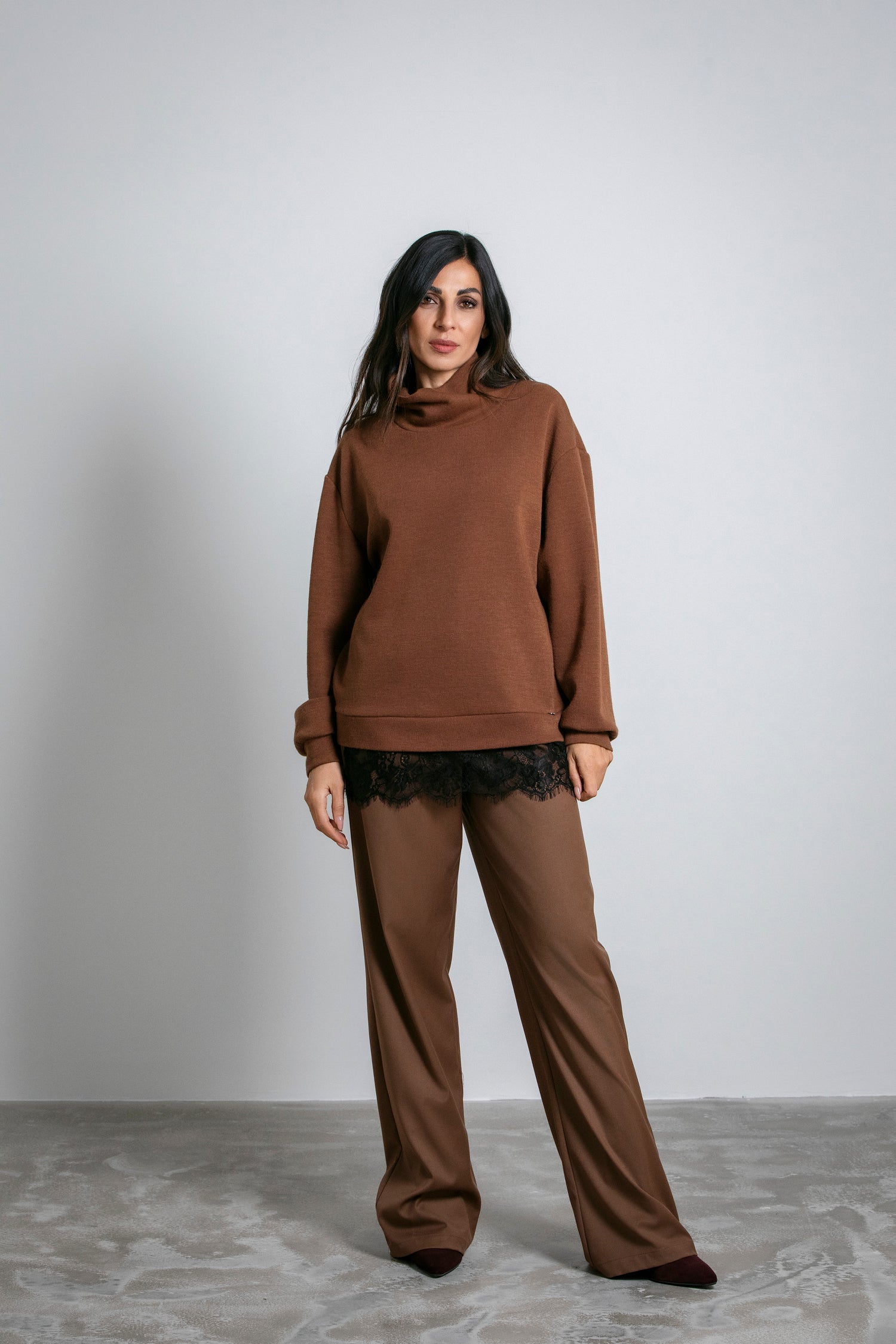 Maglione dolcevita ampio con bordo in pizzo