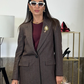 Blazer gessato monopetto con spilla decorativa