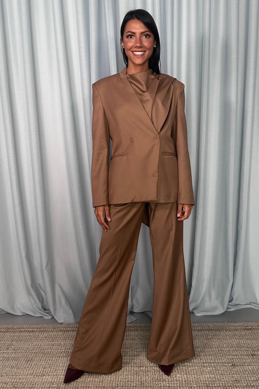 Completo giacca con collo drappeggiato e pantaloni ampi