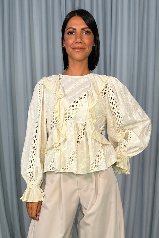 Blusa con inserti traforati e volant frontali