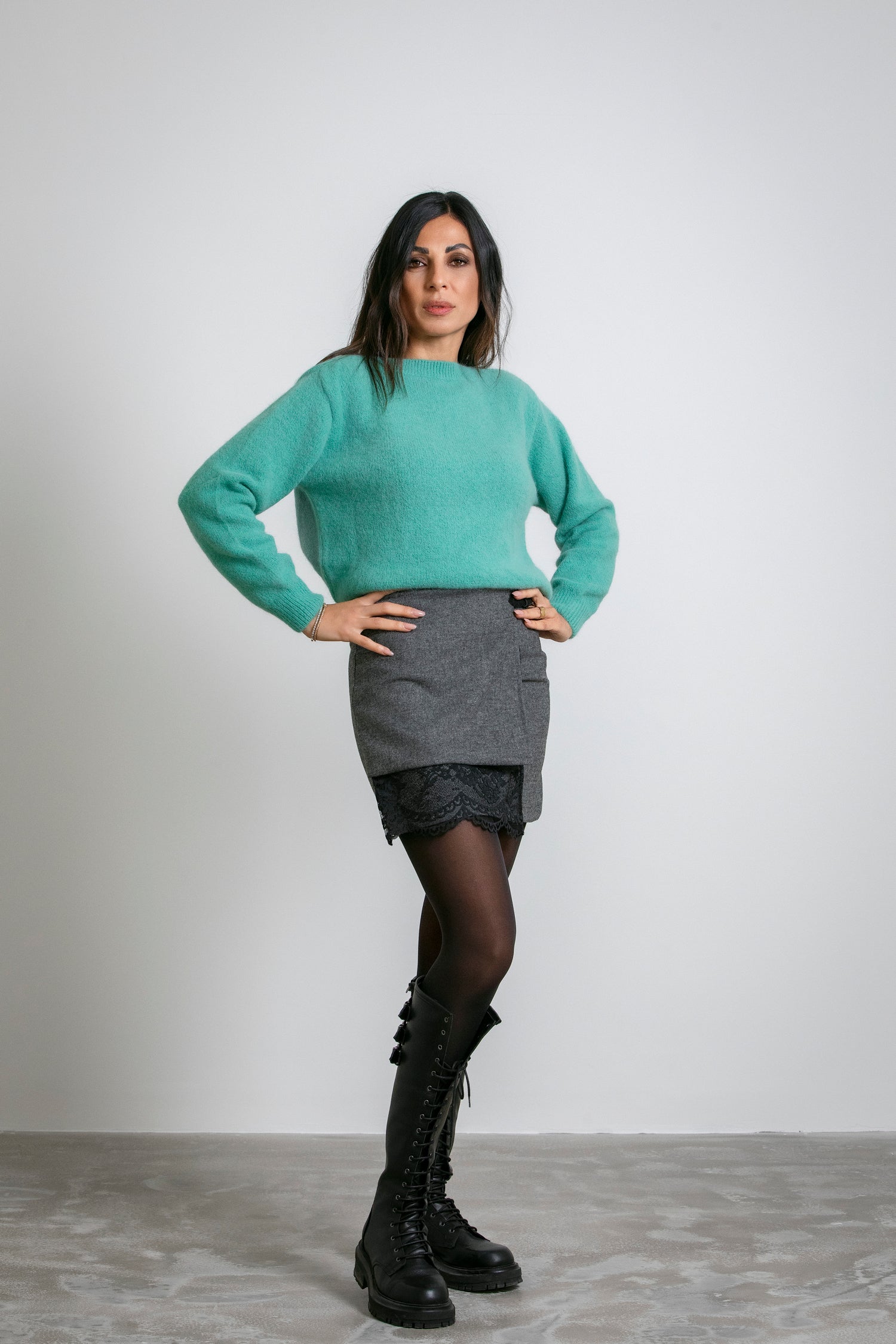 Gonna corta con fibbia e inserto in pizzo