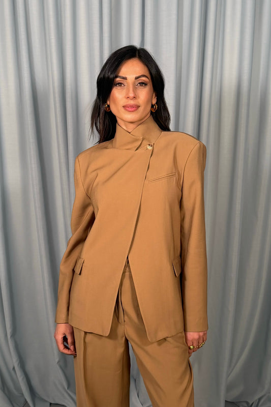 Blazer corto con chiusura asimmetrica e collo alto