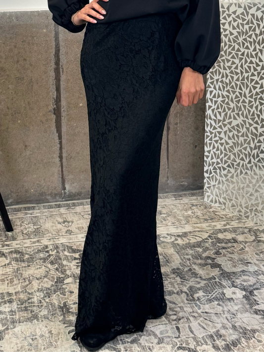 Gonna lunga svasata con pizzo floreale