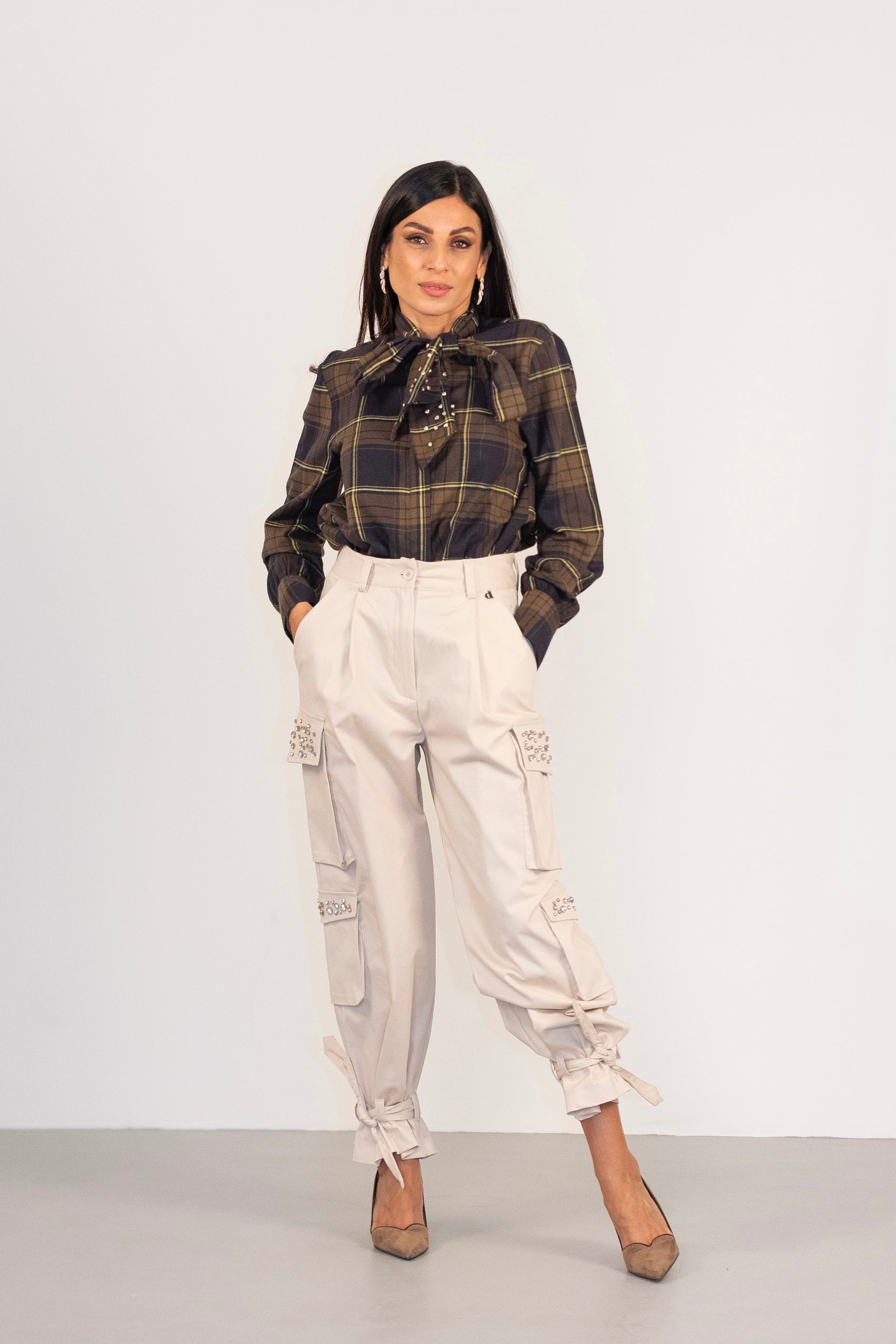 Trousers con tasche cargo e dettagli con applicazioni