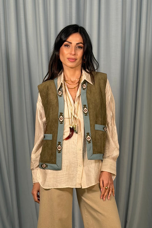 Gilet con profili ricamati e tasche frontali
