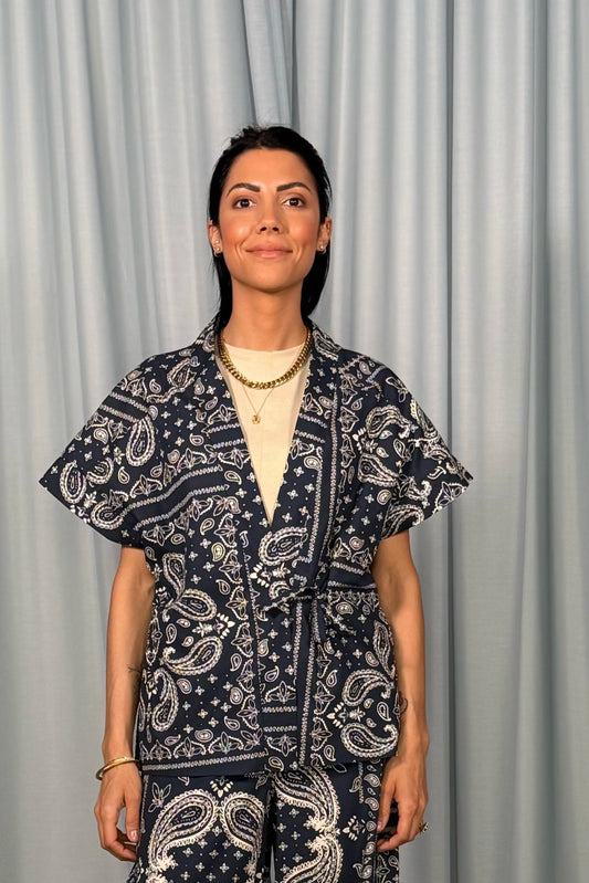Gilet corto con fantasia paisley e cintura