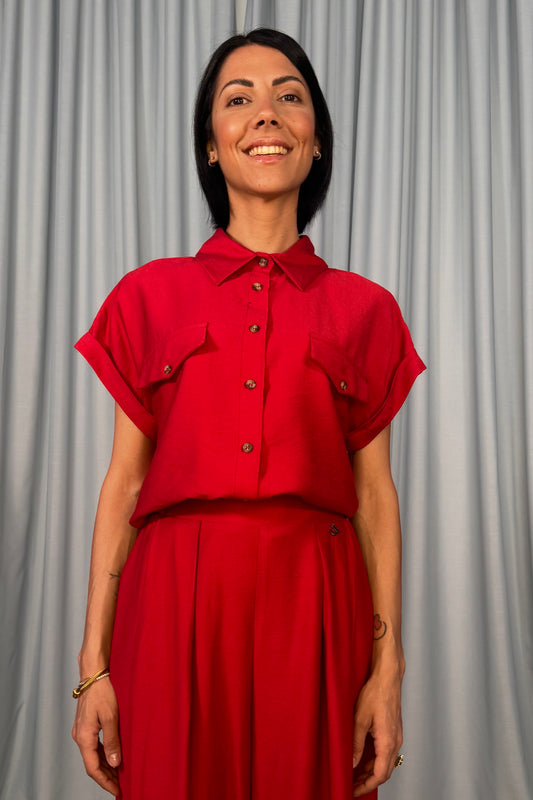 Camicia cropped con tasche frontali e maniche corte