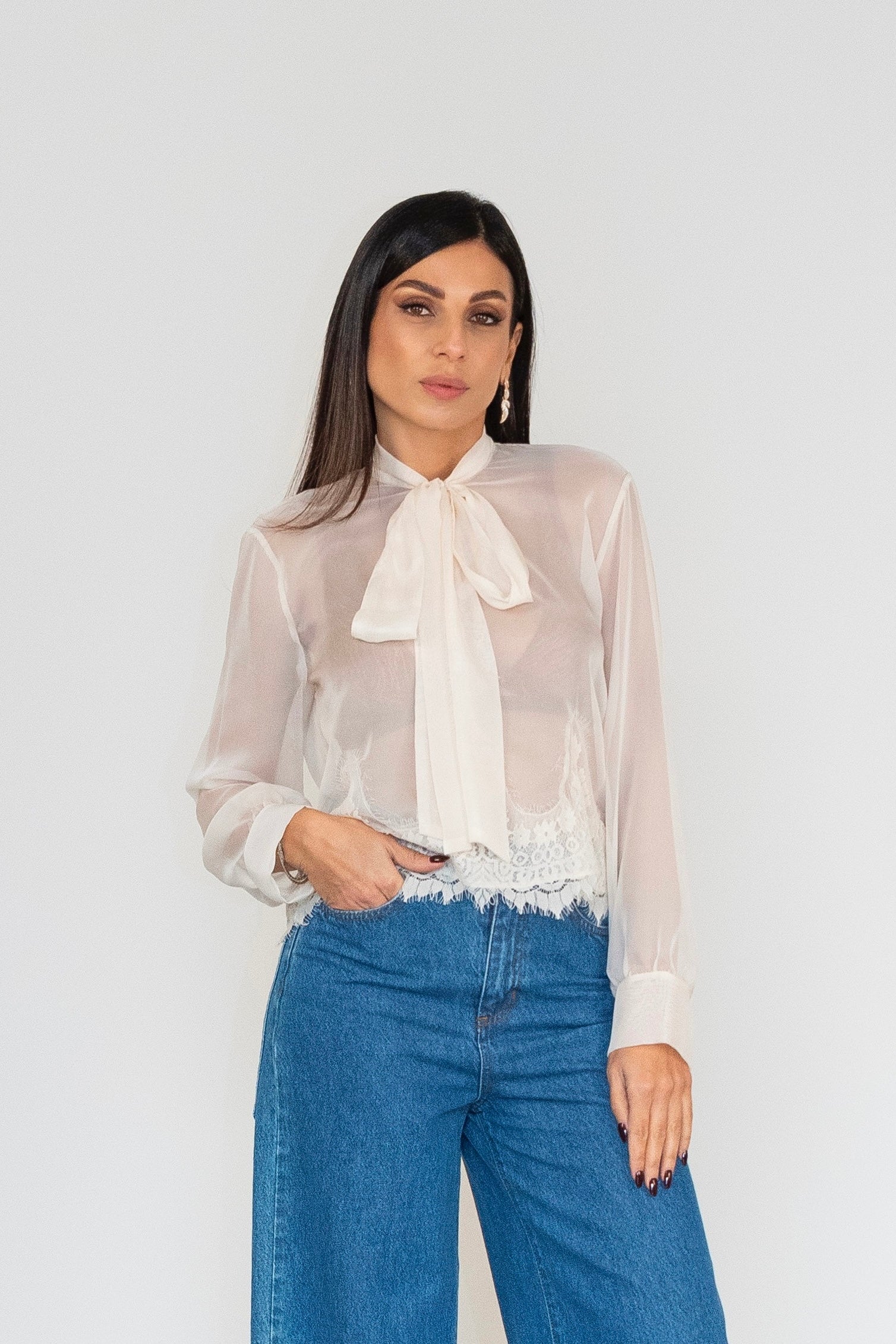 Camicia trasparente con fiocco e inserto in pizzo