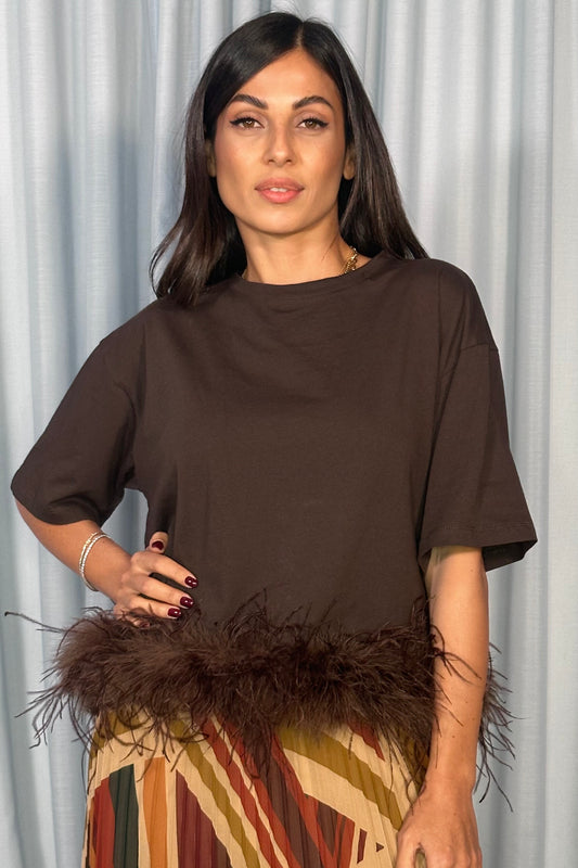 T-shirt a maniche corte con piume sul fondo