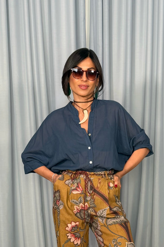 Camicia cropped con nodo frontale e maniche risvoltate