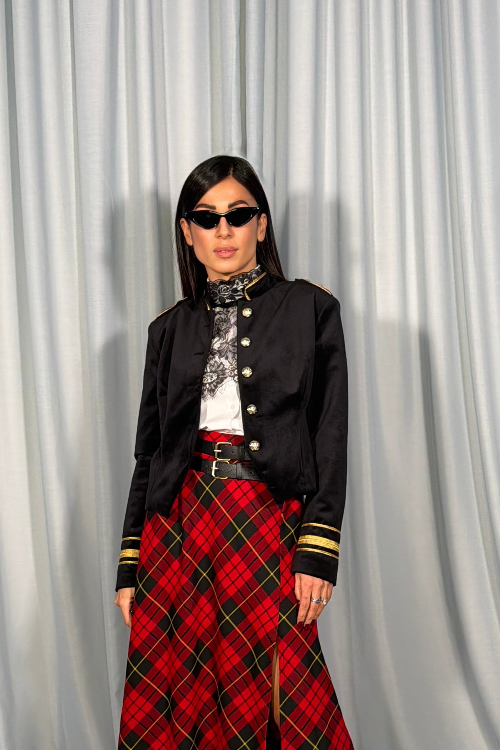 Blazer corto con bottoni e dettagli sulle spalle