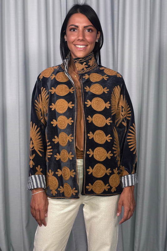 Giacca camicia con ricami oversize e collo alto
