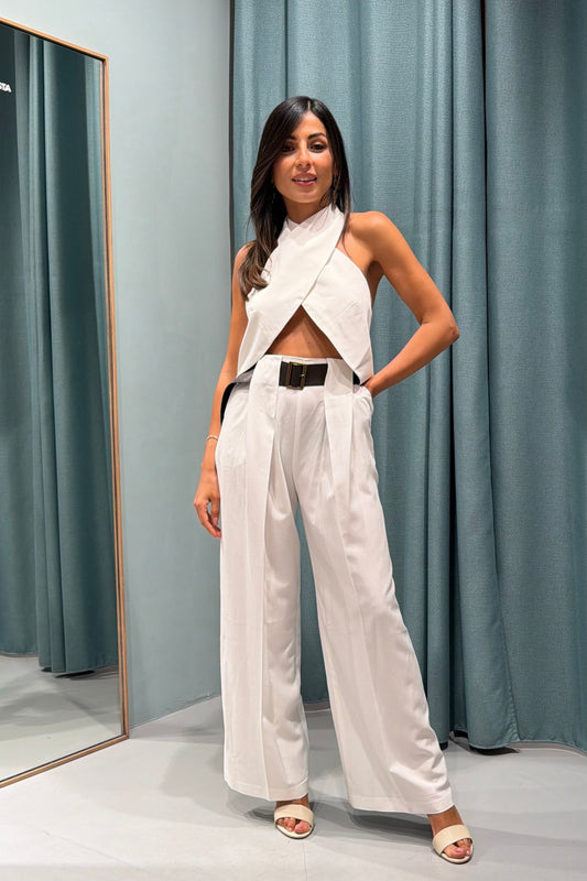 Pantaloni con pinces frontali e cintura