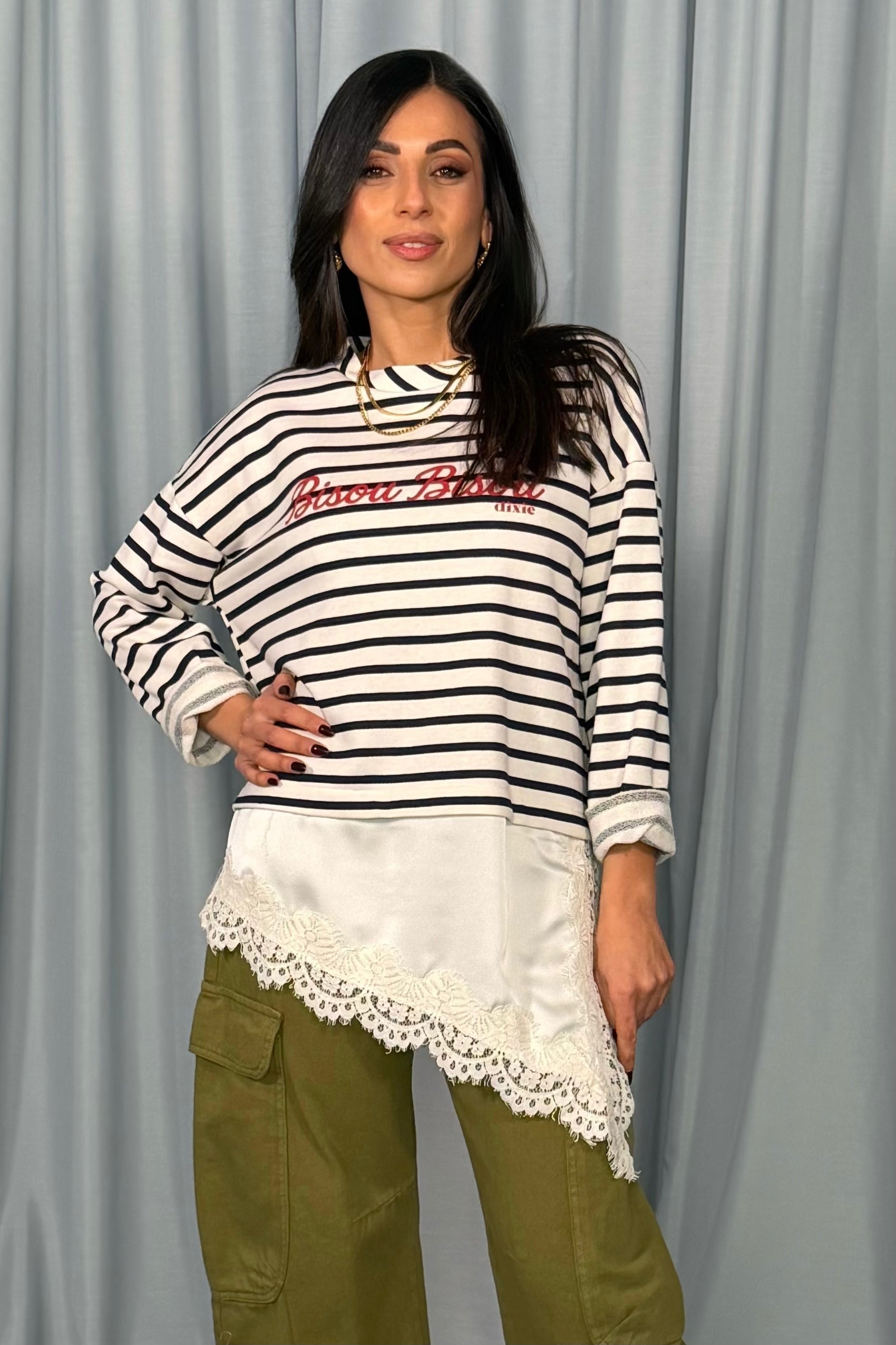 Felpa a righe con scritta e bordo asimmetrico