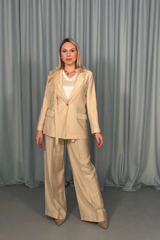 Completo con giacca arricciata e pantaloni ampi