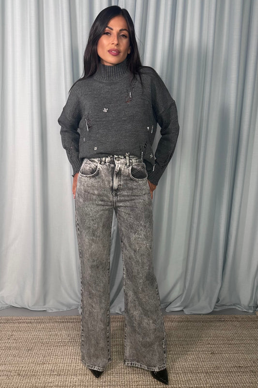 Maglione girocollo con dettagli strappati e decorazioni