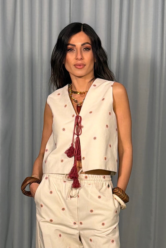 Gilet smanicato ricamato con nappine decorative