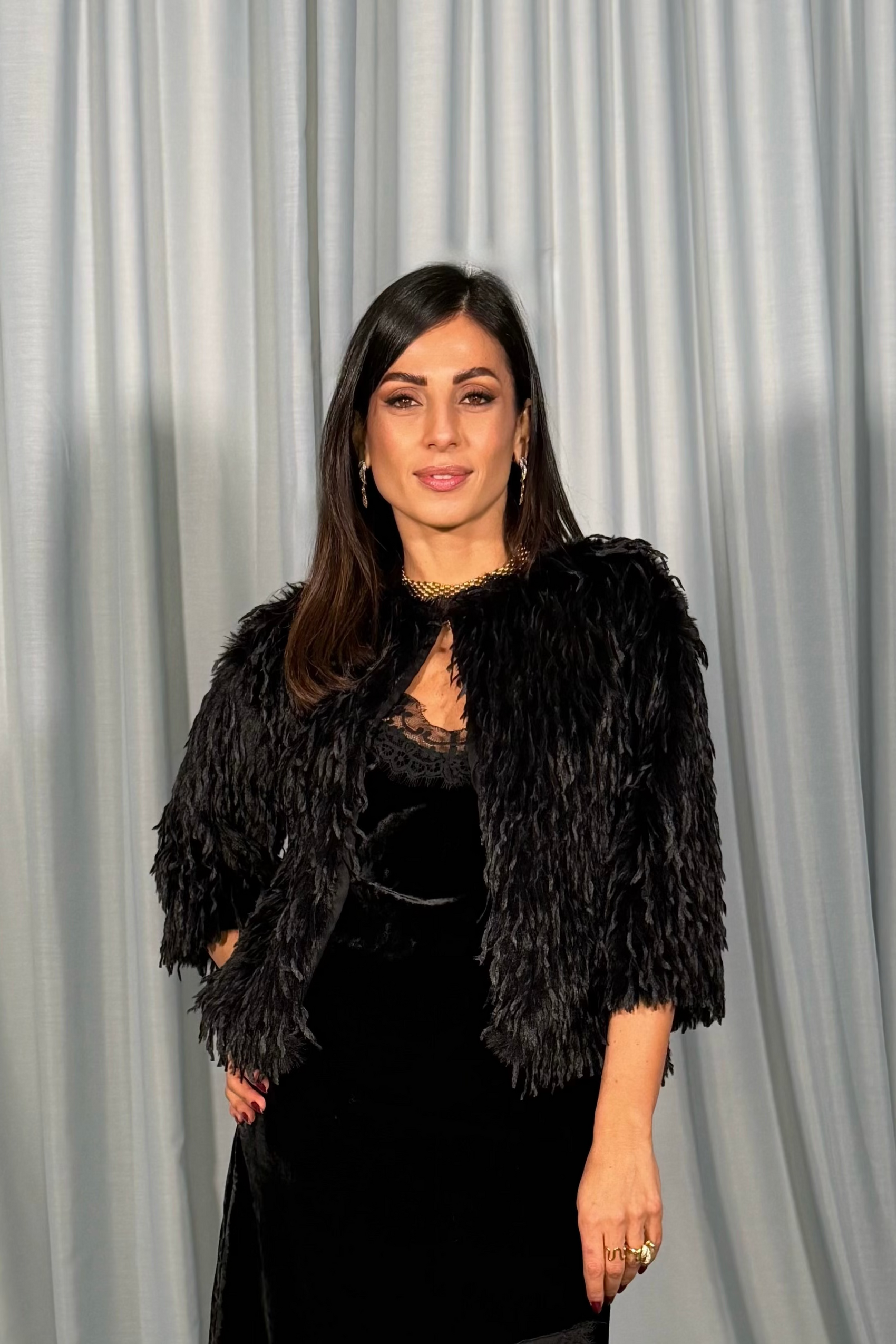 Eco-fur corta con maniche lunghe e chiusura frontale