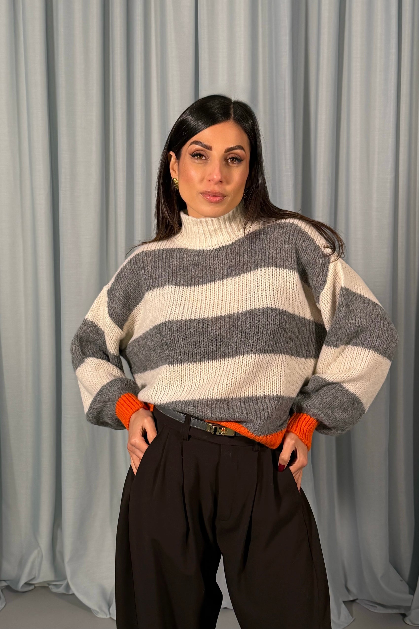 Maglione a righe con collo alto e maniche lunghe