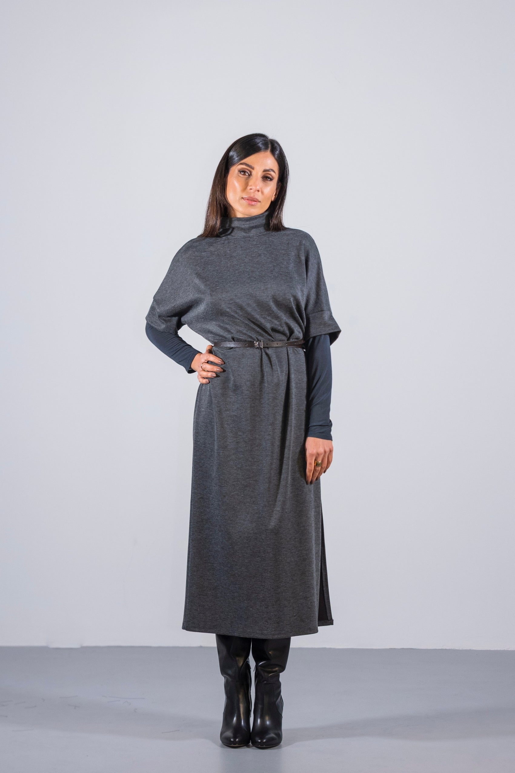 Abito midi con collo alto e cintura sottile