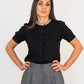 Maglia con collo decorato e bottoni