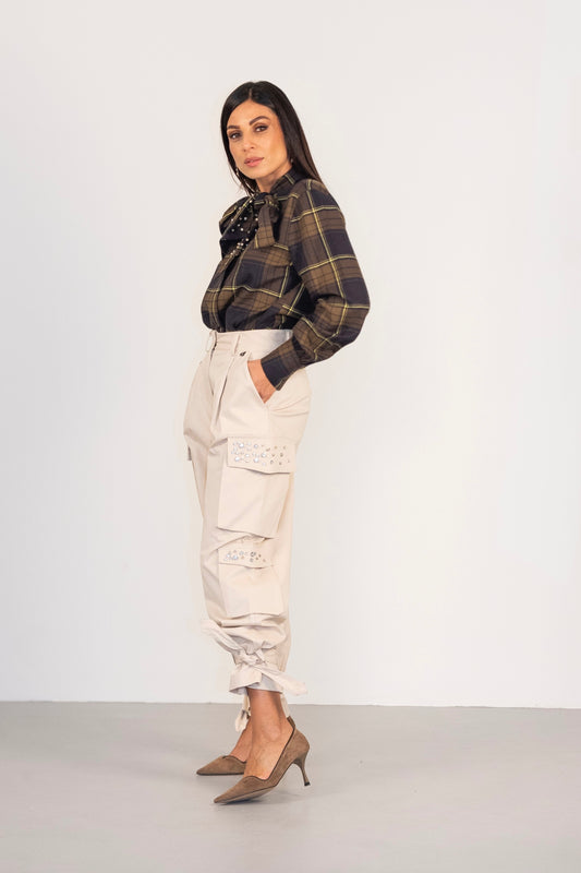 Trousers con tasche cargo e dettagli con applicazioni