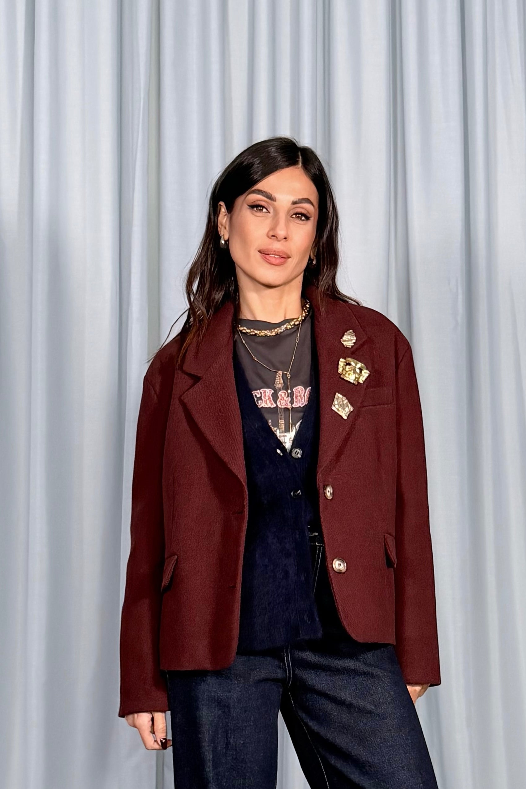 Cappotto corto con spille decorative e tasche