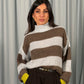 Maglione a righe con collo alto e maniche lunghe