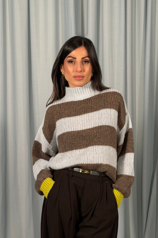Maglione a righe con collo alto e maniche lunghe