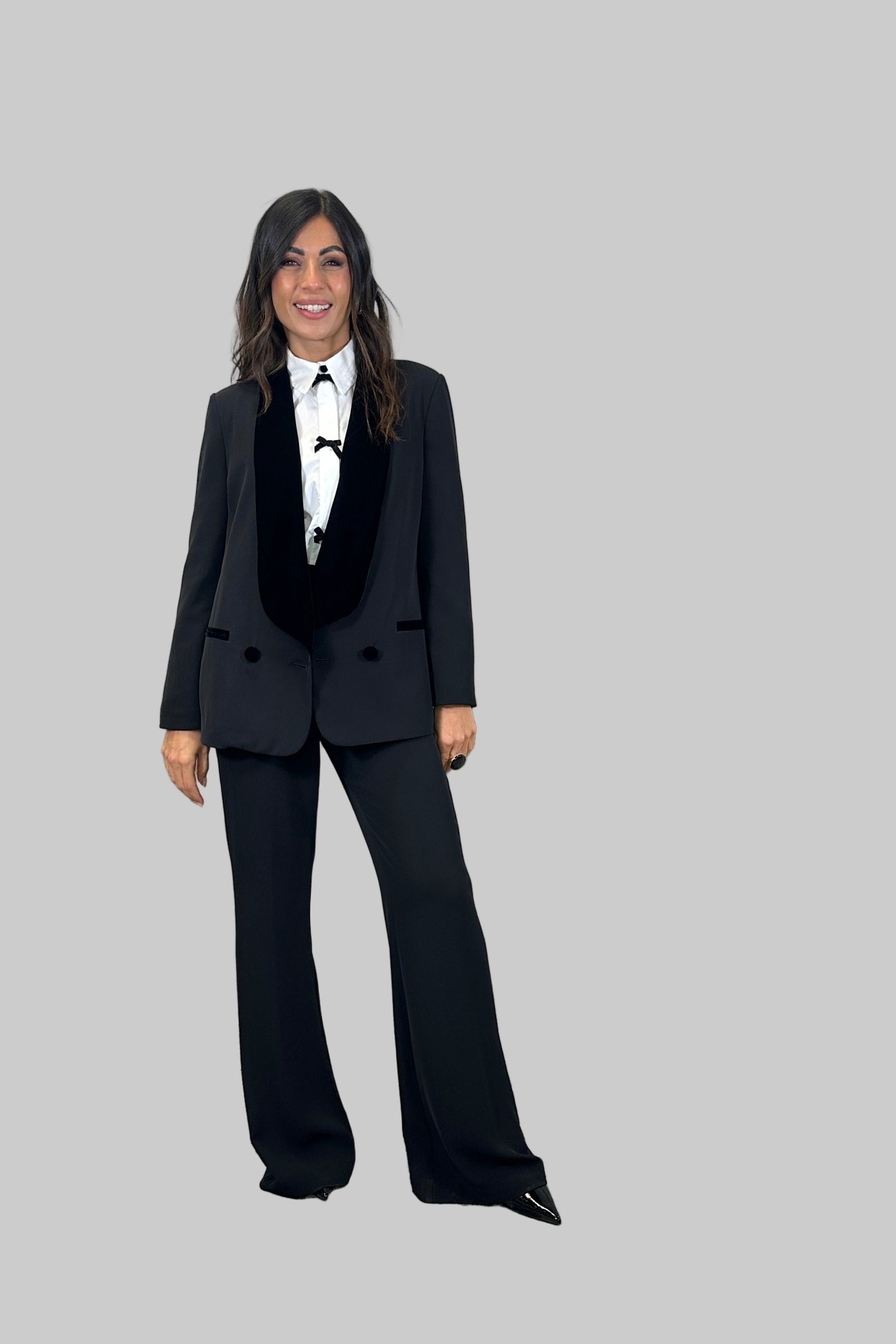 Tailleur taglio smoking con revers in velluto