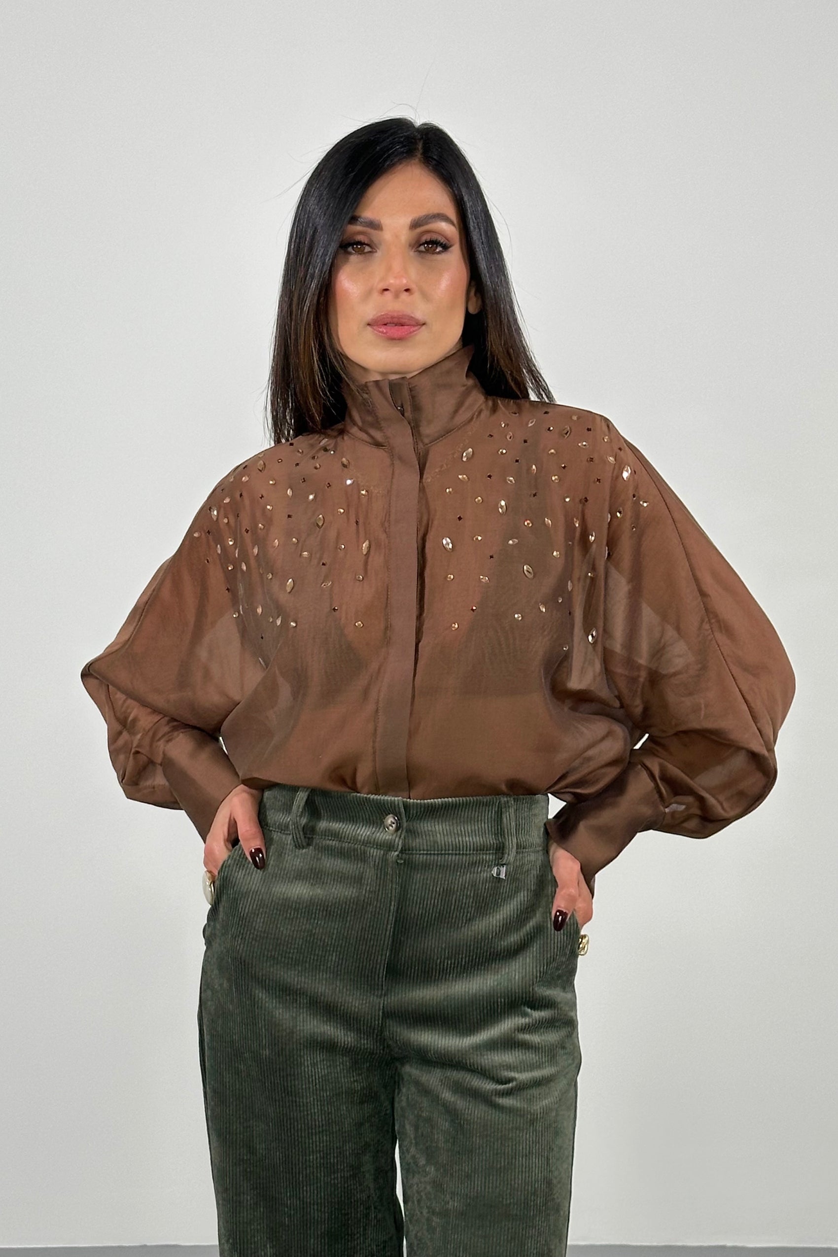 Camicia trasparente con cristalli applicati