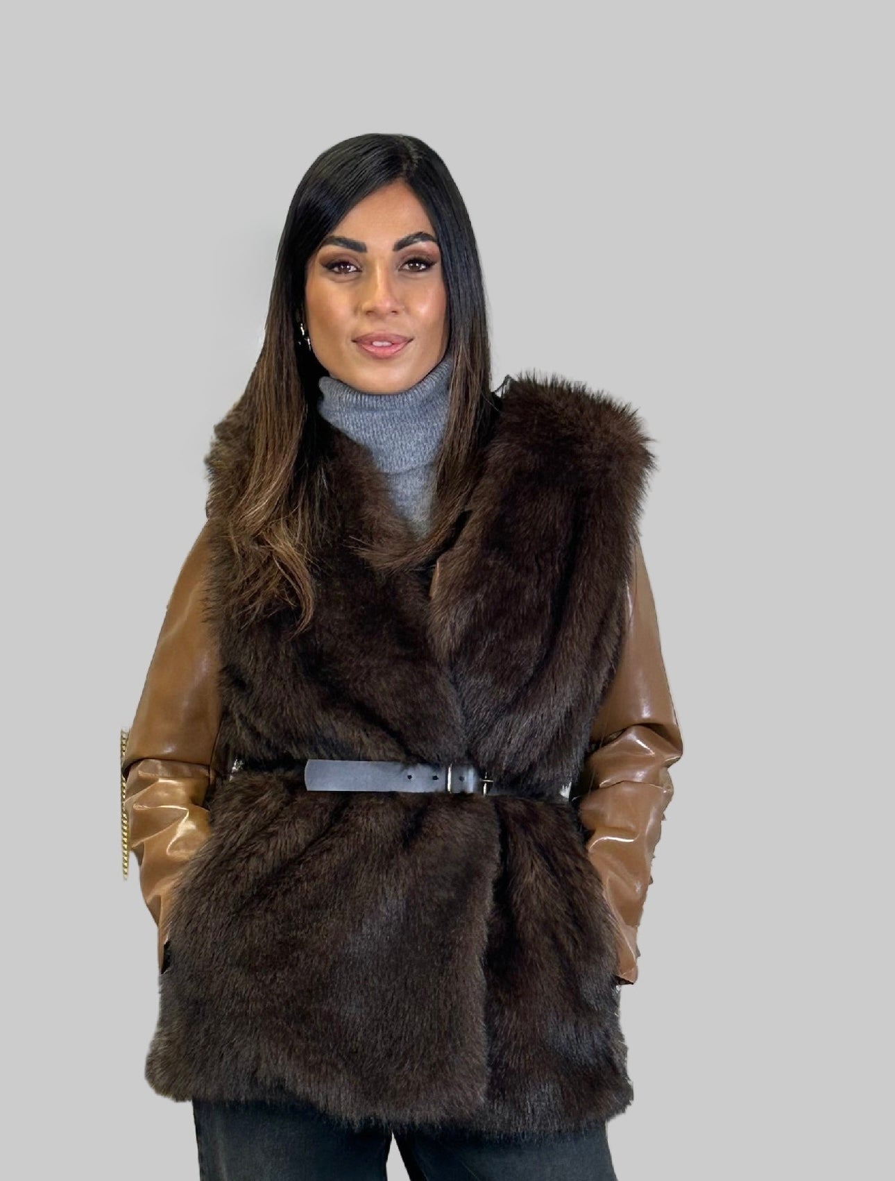 Eco-fur senza maniche con cintura regolabile