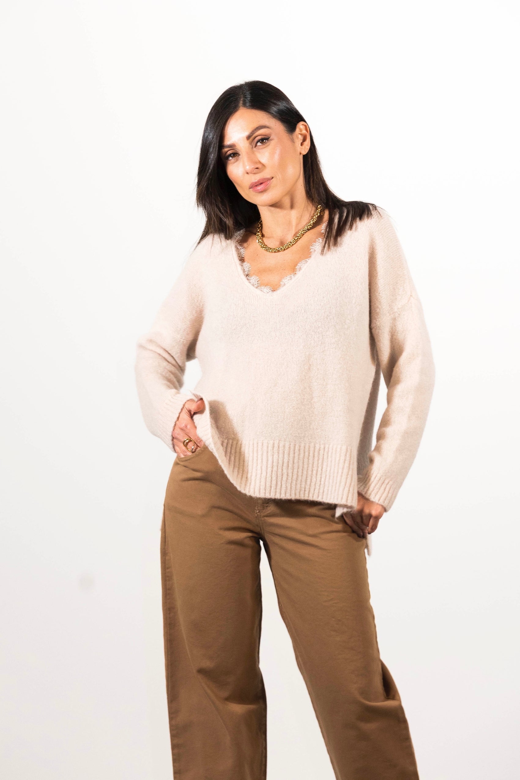 Maglione girocollo con scollo a v e bordo pizzo