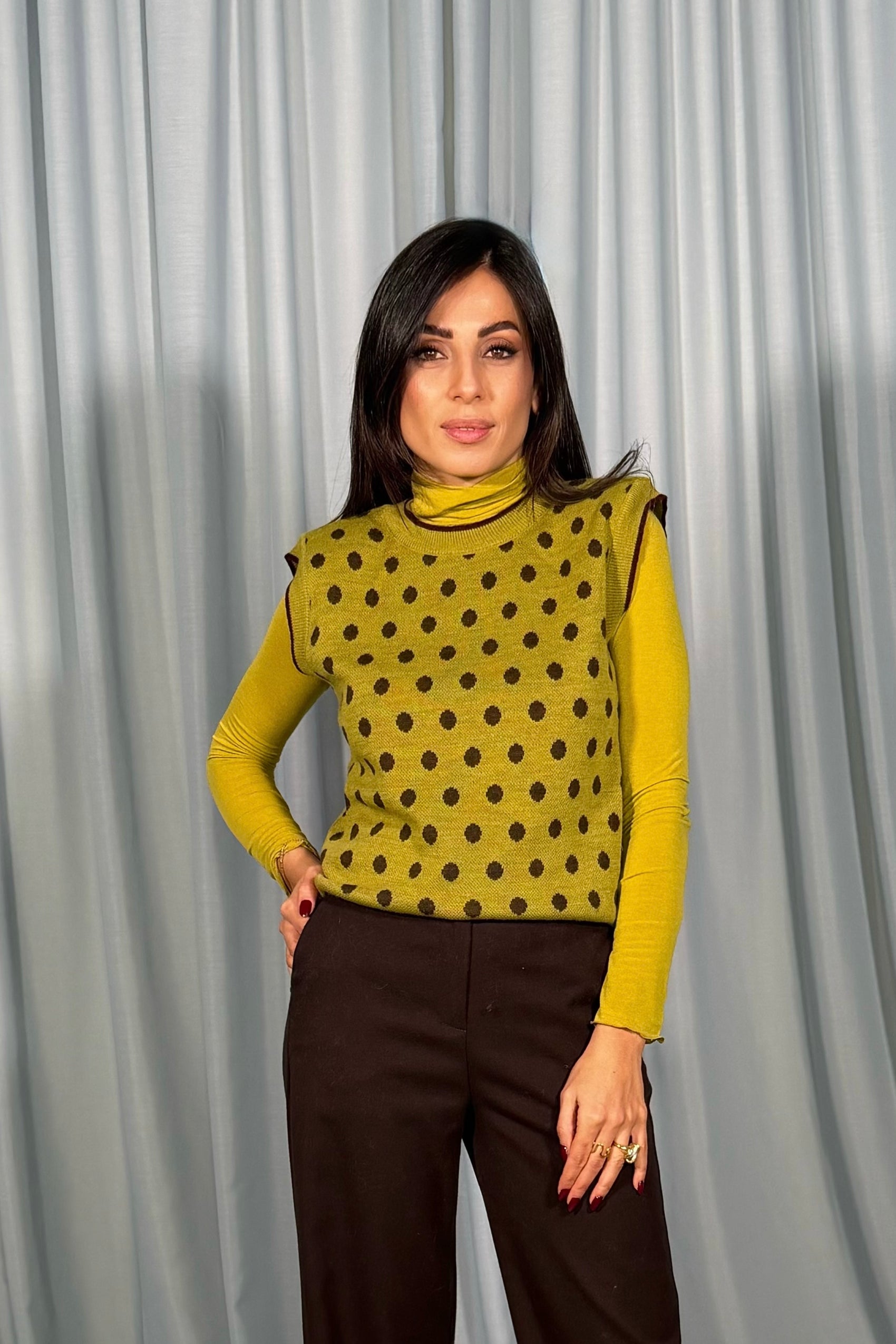 Maglione smanicato girocollo a pois