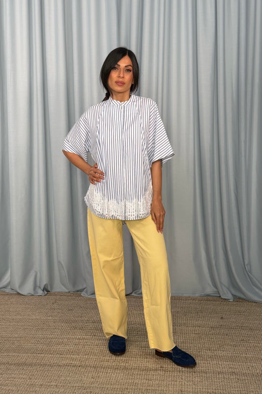 Blusa ampia a righe con ricamo floreale