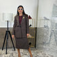 Blazer gessato monopetto con spilla decorativa