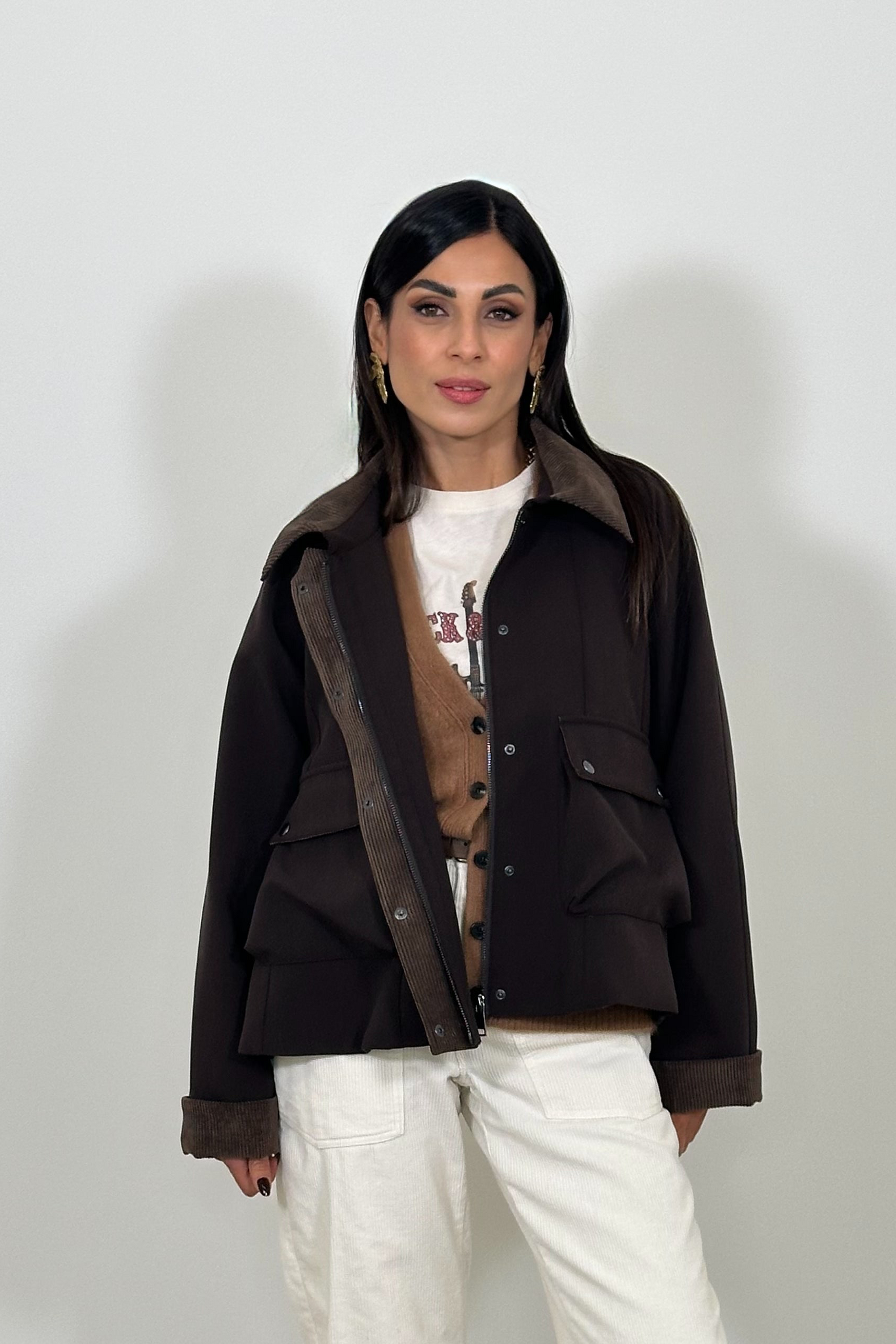 Giubbotto corto con tasche applicate e colletto a coste