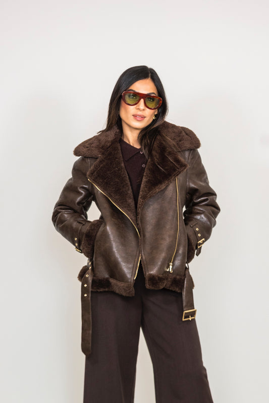 Giacca in eco-pelliccia con zip laterale