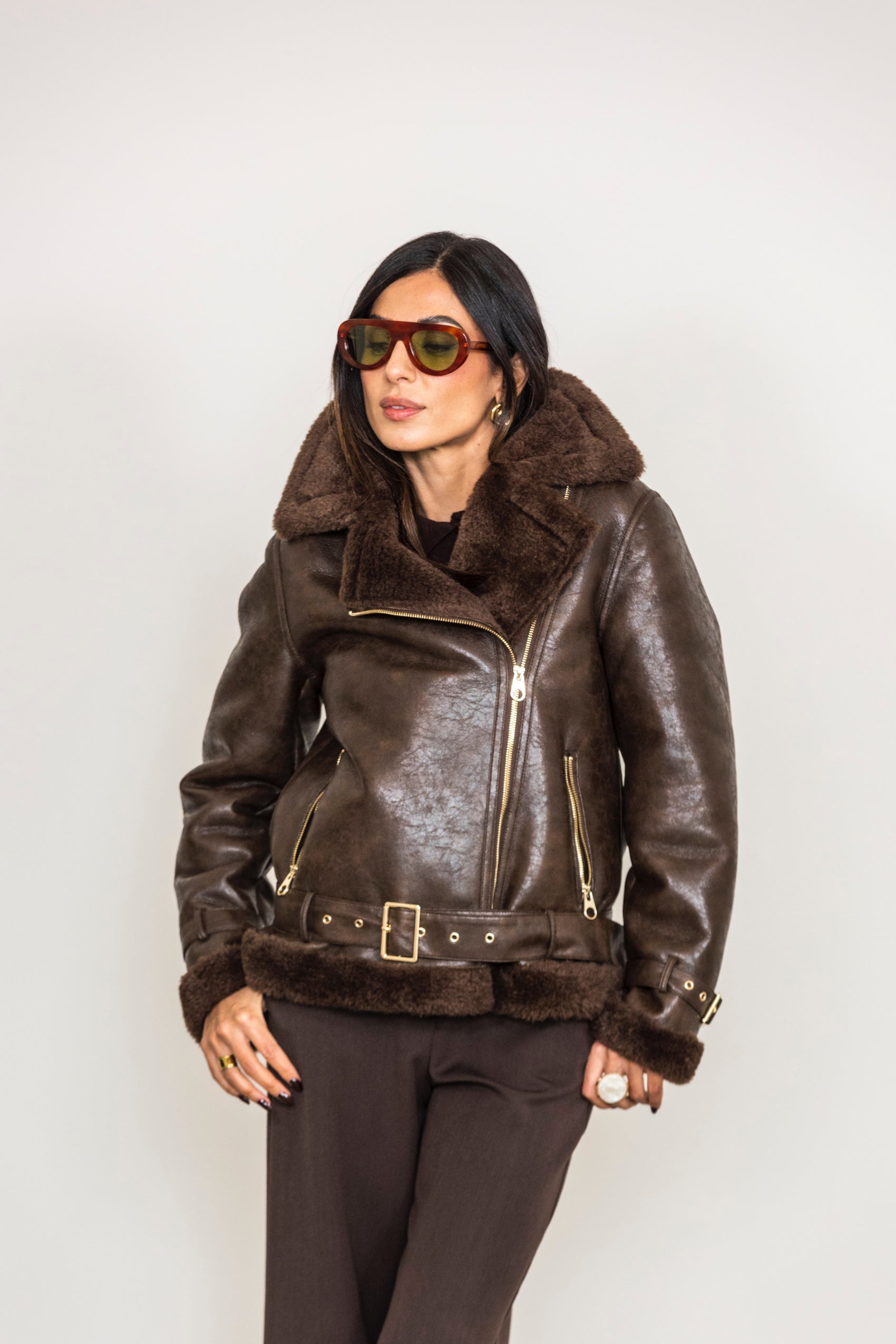 Giacca in eco-pelliccia con zip laterale