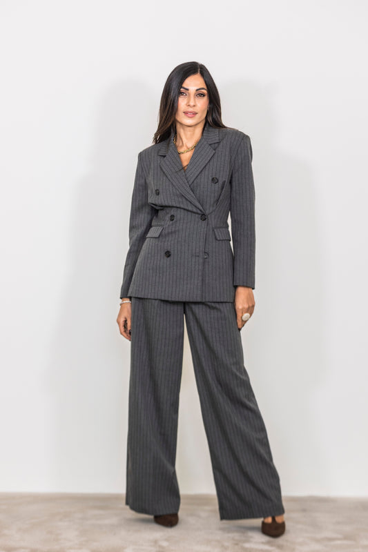 Pantaloni a vita alta con pinces e gamba ampia