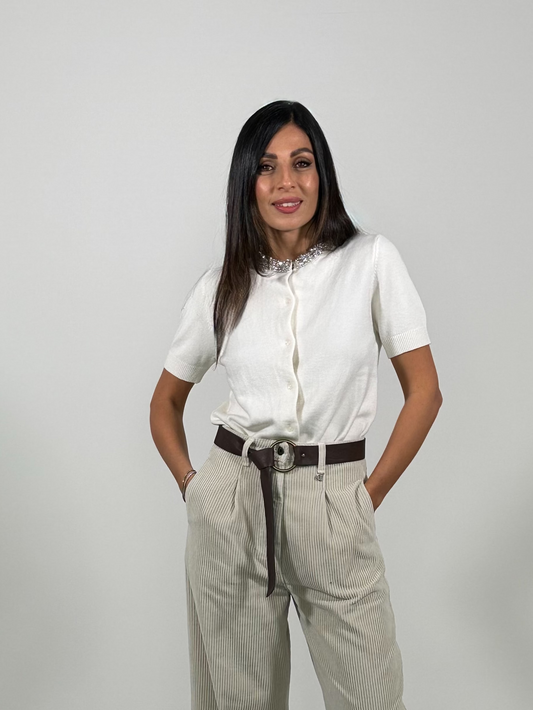 Maglia con collo decorato e bottoni