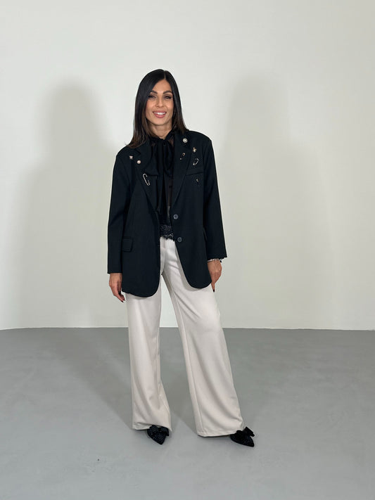 Blazer con bottoni e spille decorative frontali