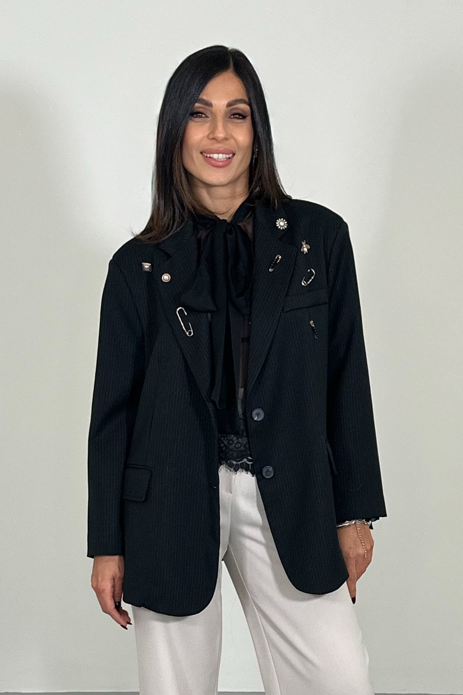 Blazer con bottoni e spille decorative frontali