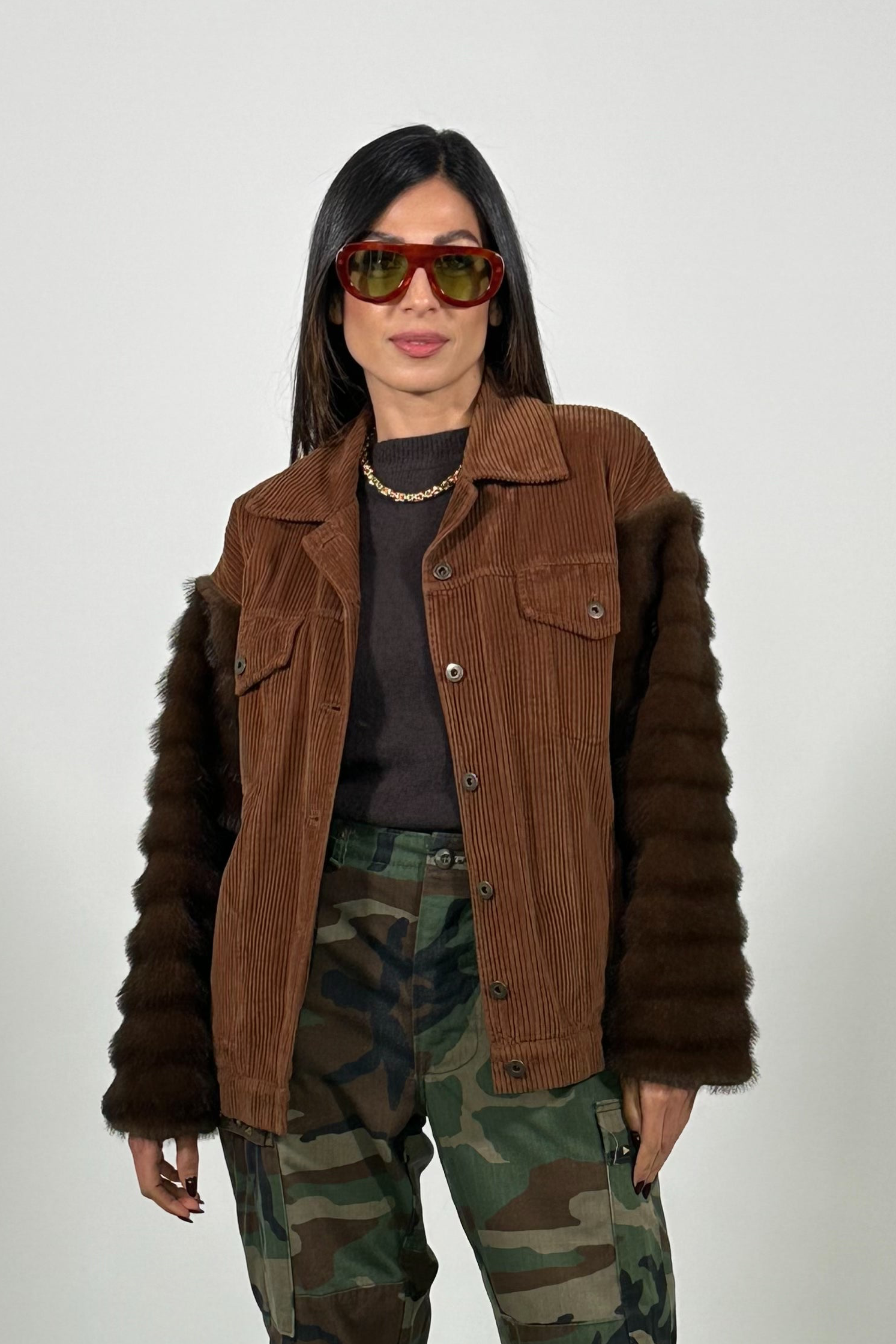 Eco-fur con maniche effetto pelliccia e tasche frontali